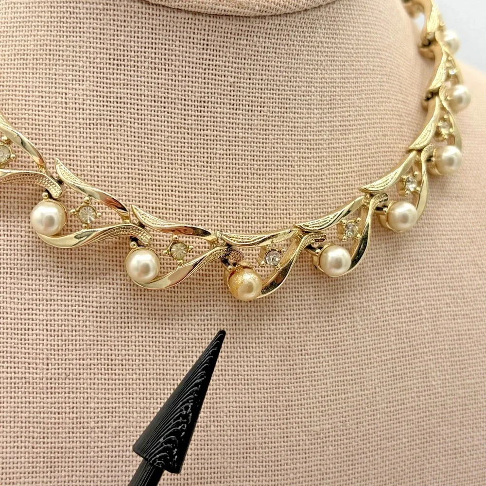 Vtg‎ Lisner Gold Tone Faux Pearl and Rectangle Clear Rhinestone Necklace